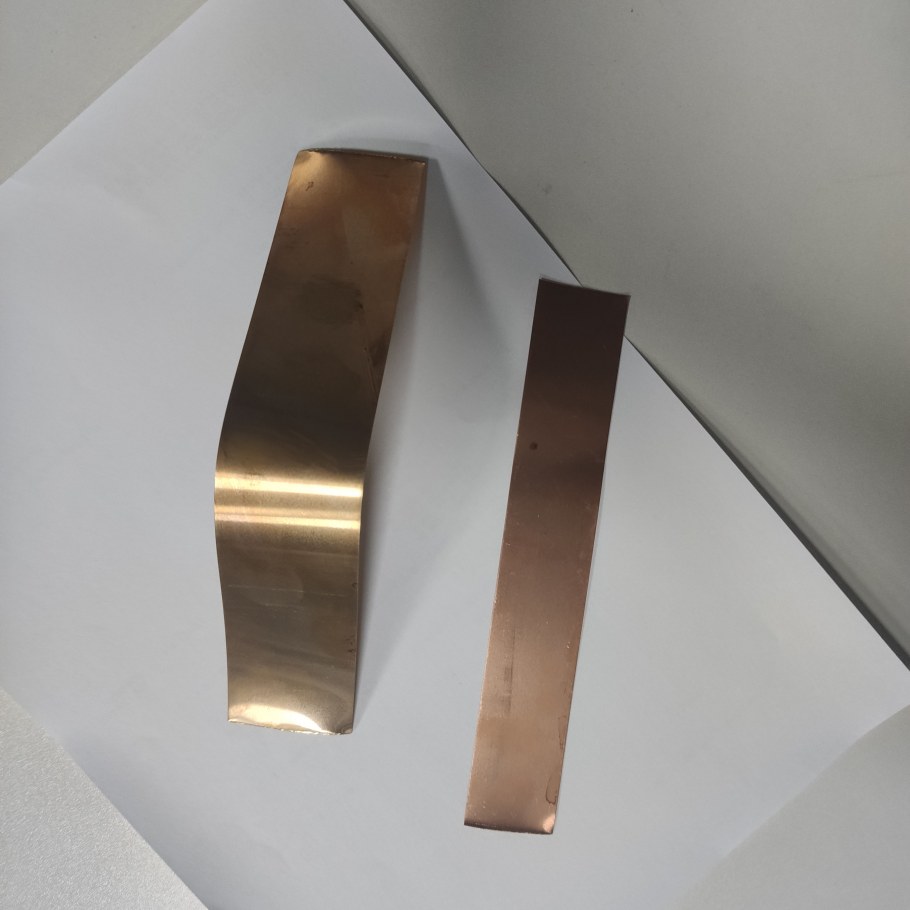 Латунные полосы в интерьере