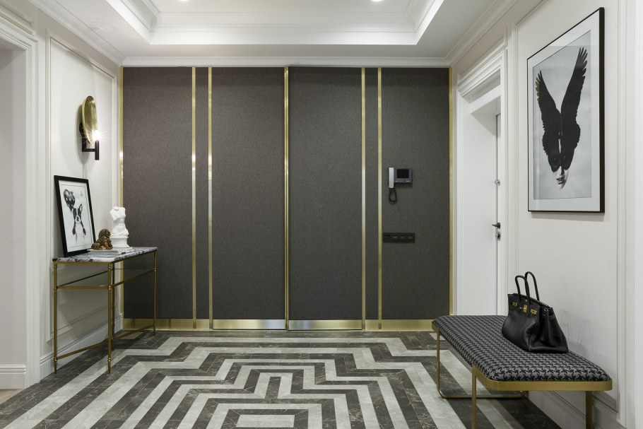 Латунные полосы в интерьере