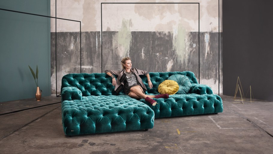 Изумрудный диван с каретной стяжкой