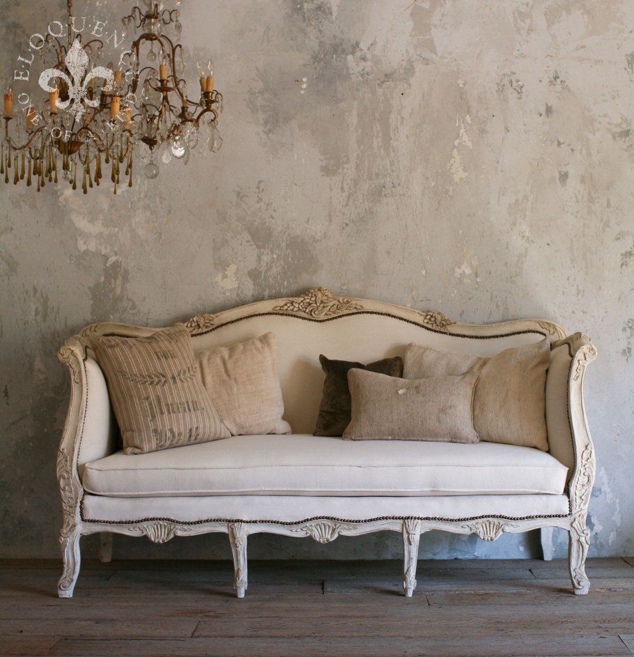 Диван в деревенском стиле