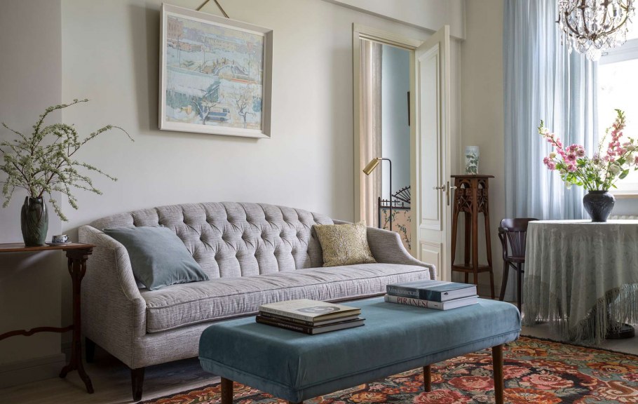 Маленький диван в стиле Прованс в Холл дома купить