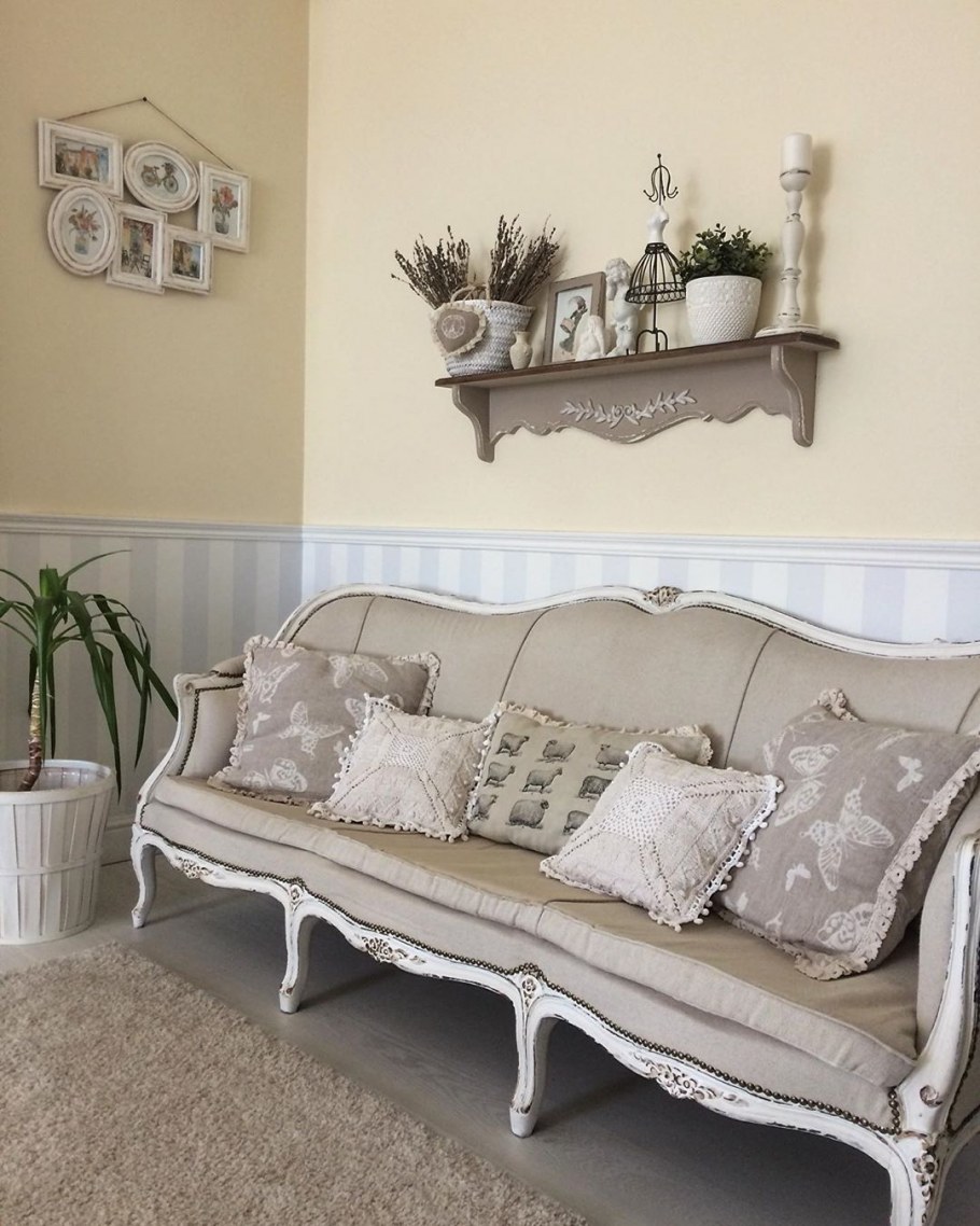 Диван в стиле Кантри