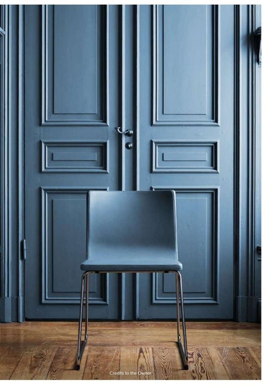 Зеленая стена с молдингами