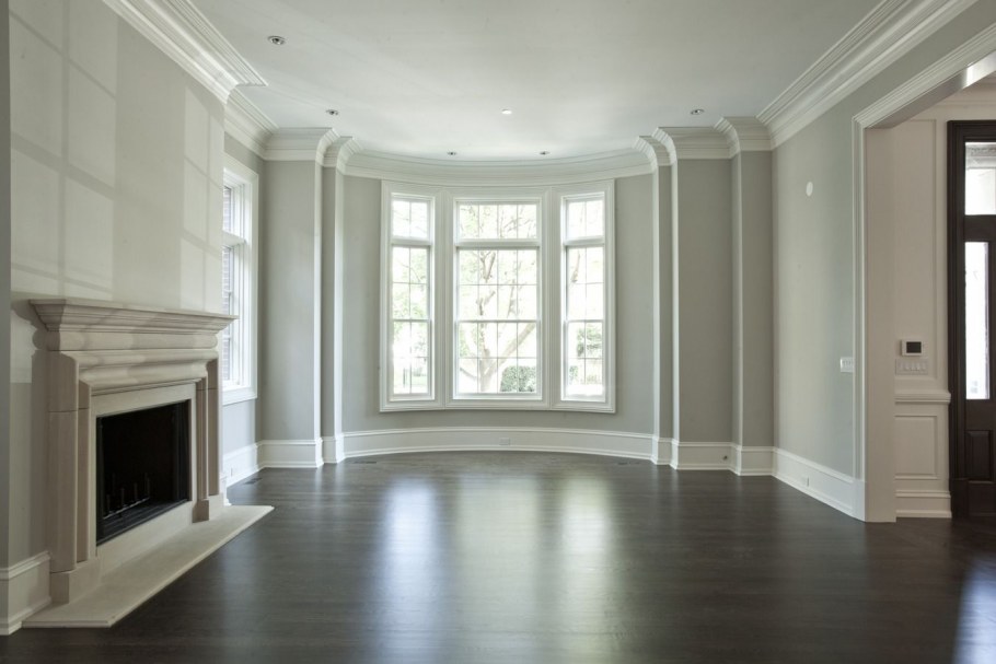 Серые стены с лепниной