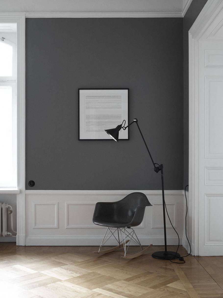 Серая стена с молдингами