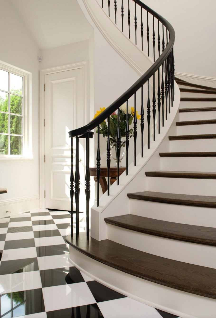 Лестница с белыми балясинами