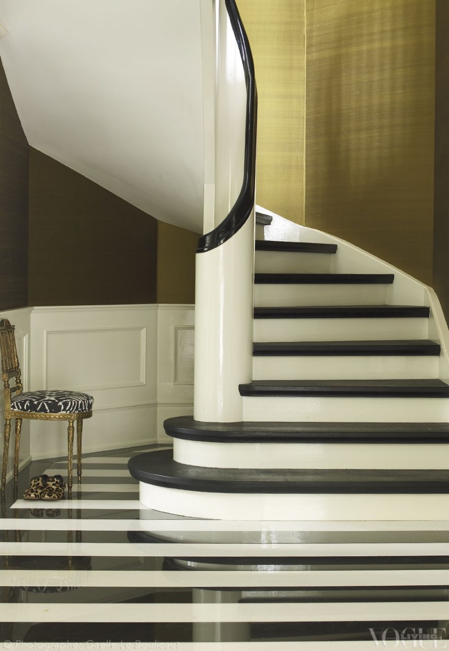 Лестница на второй этаж черная с белым