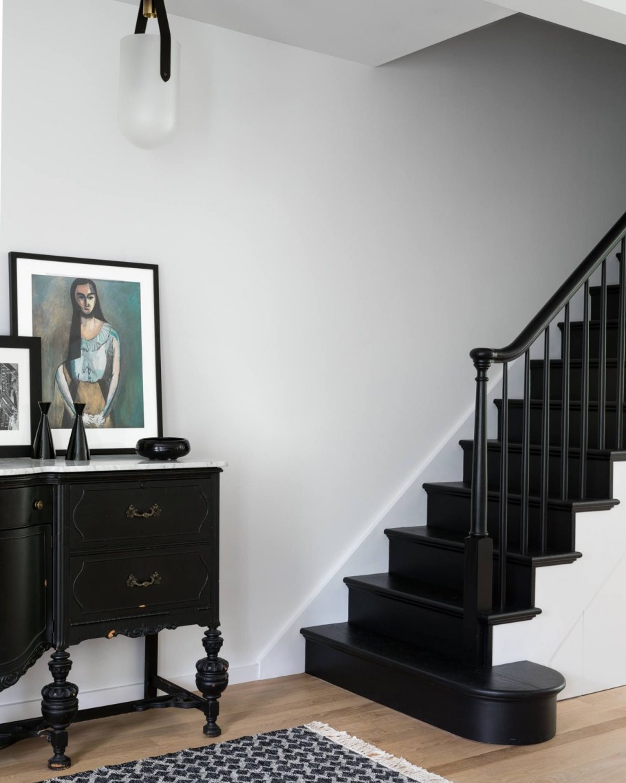 Лестница в черно белых тонах