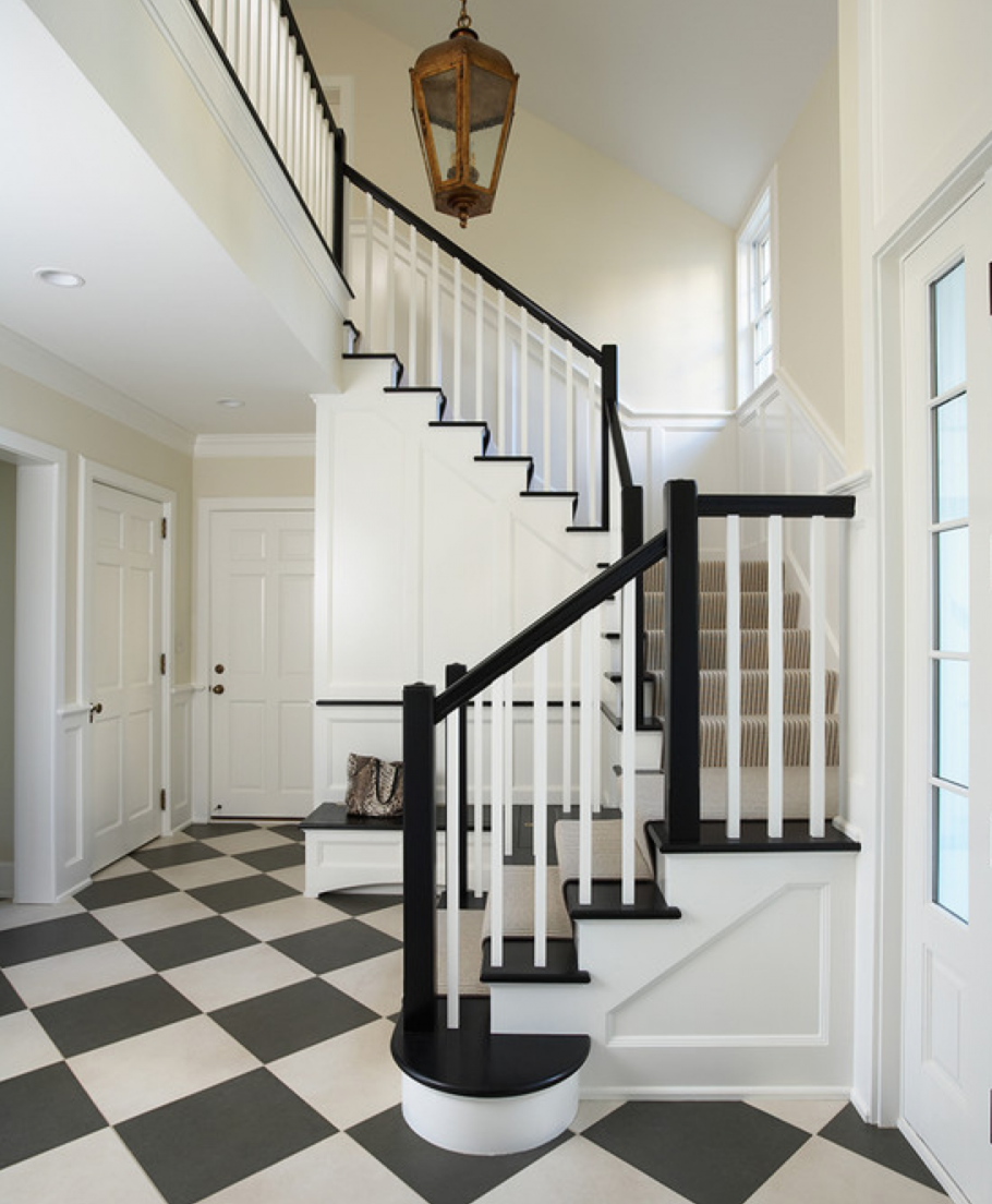 Темная лестница с белыми подступенками