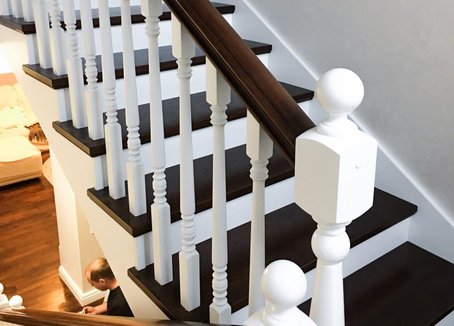 Лестница белая с коричневым