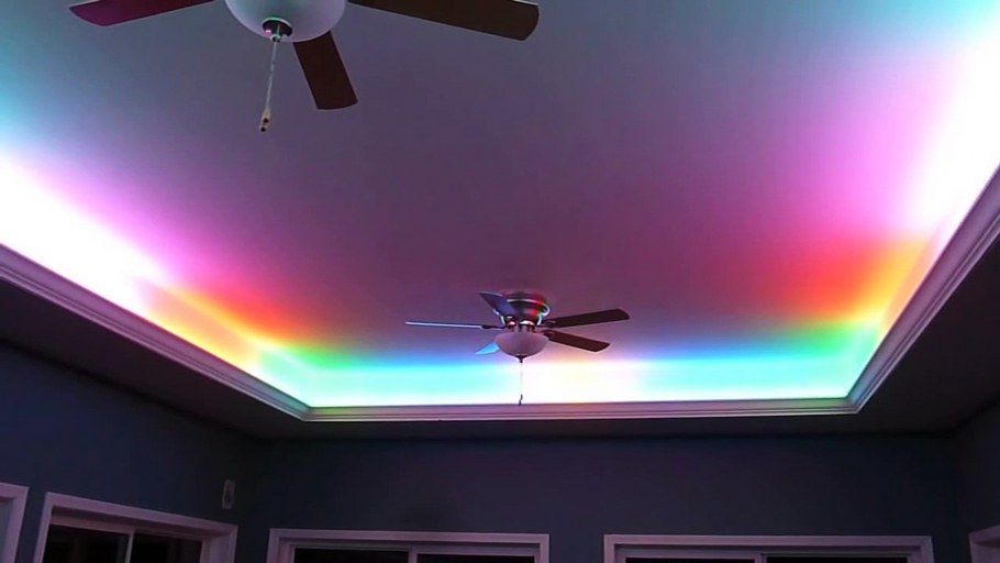 Потолок с подсветкой из разноцветных