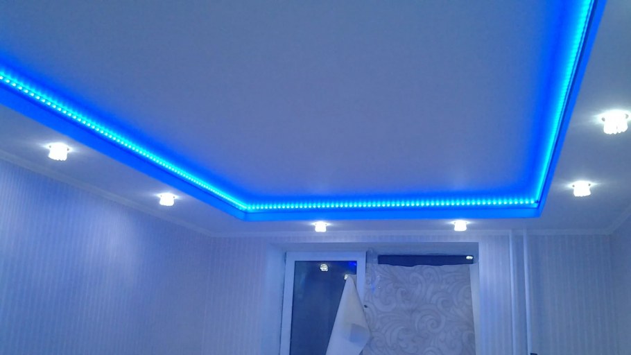 Потолок с подсветкой по периметру