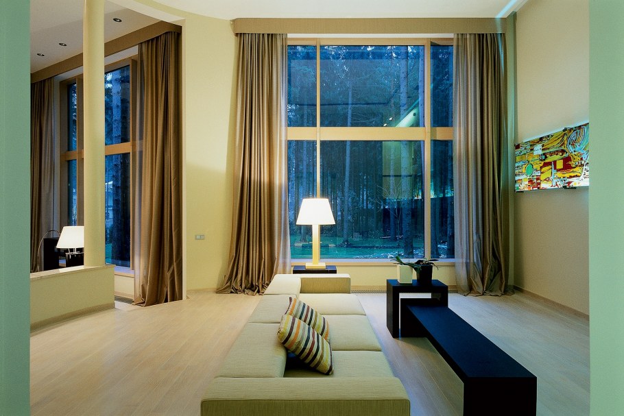 Гостиная с витражными окнами