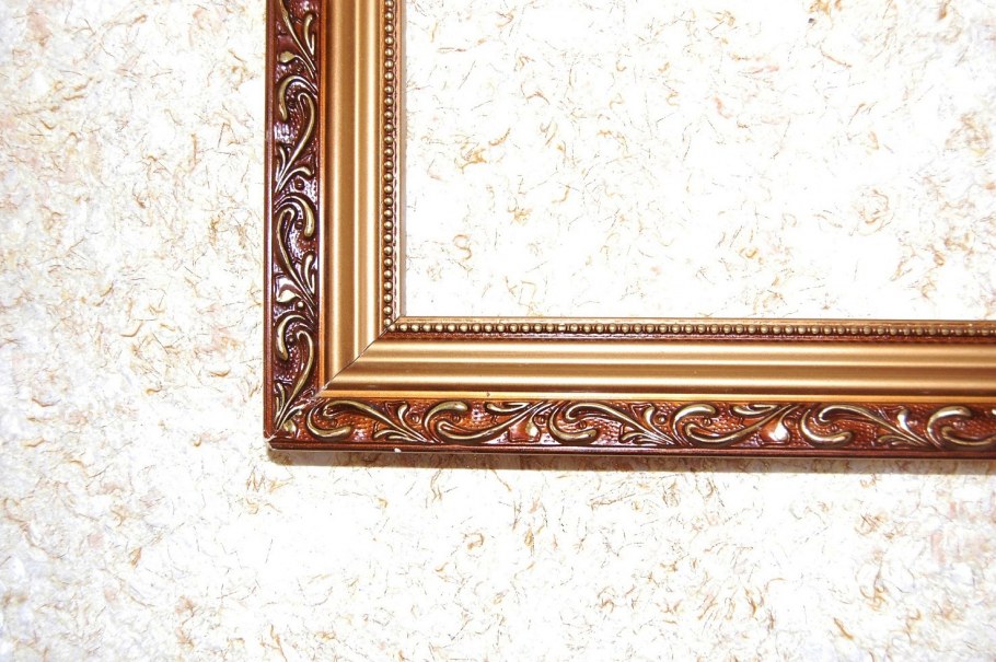 Декор стен багетами