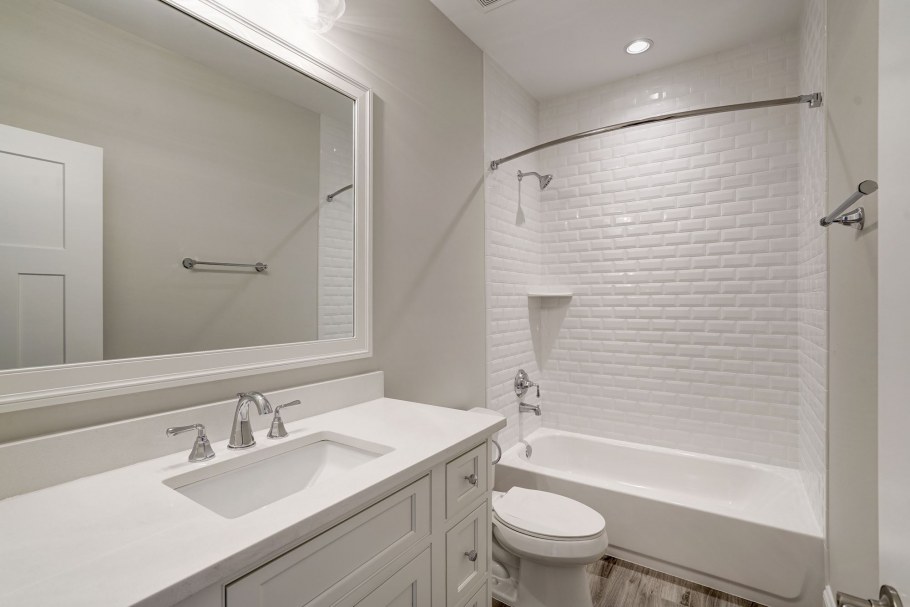 Ванная комната белая с кантом