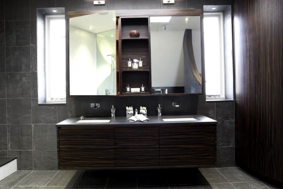 Зеркальный шкаф в интерьере ванной