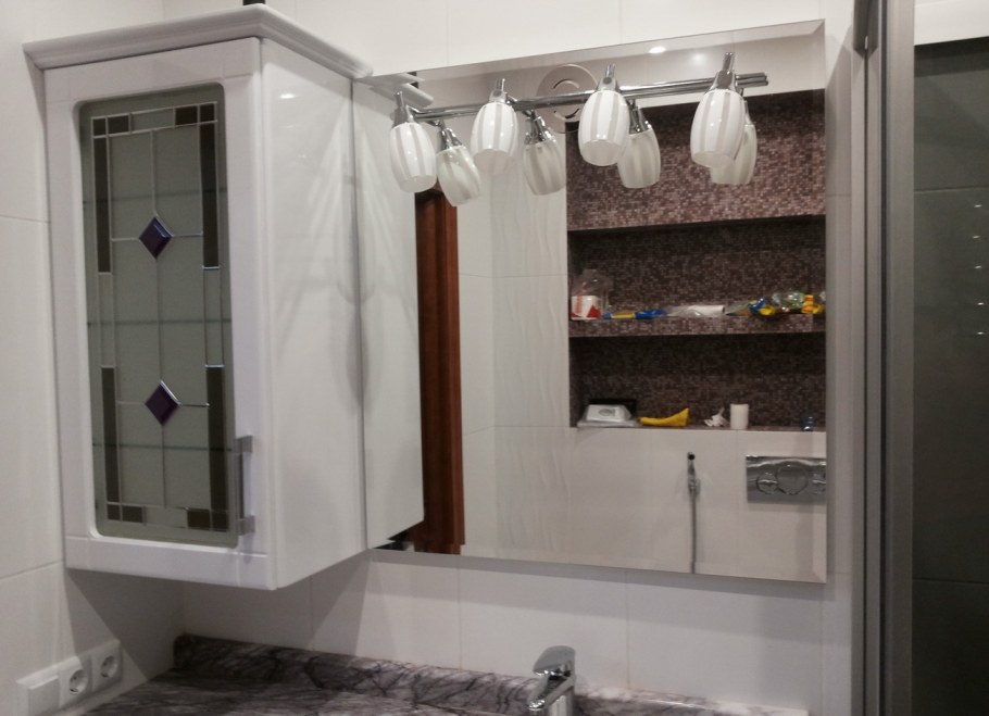 Встроенный зеркальный шкаф в ванную комнату