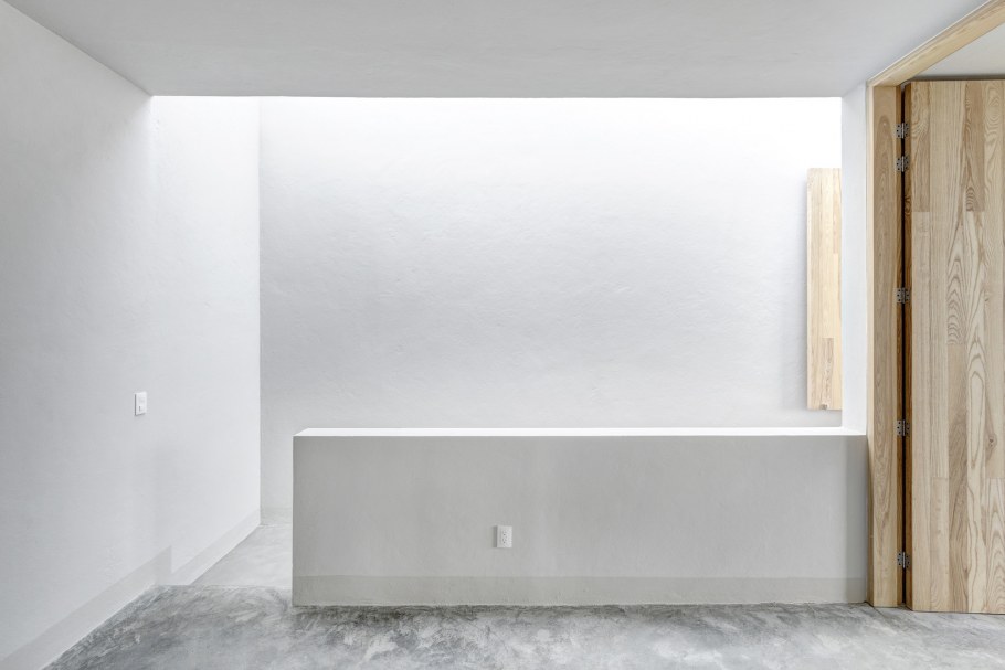 Бетонный потолок в спальне