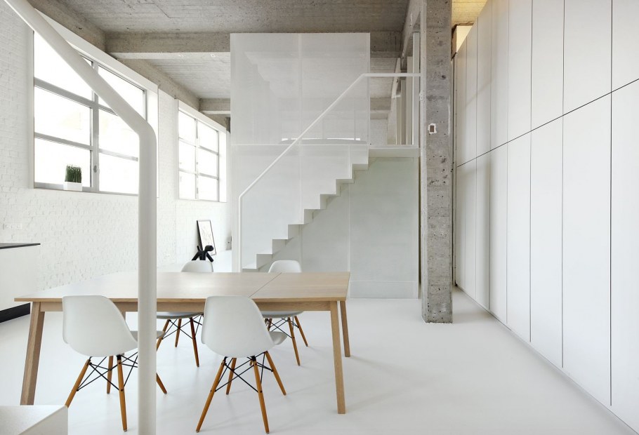 Рабочее пространство в бетонных стенах