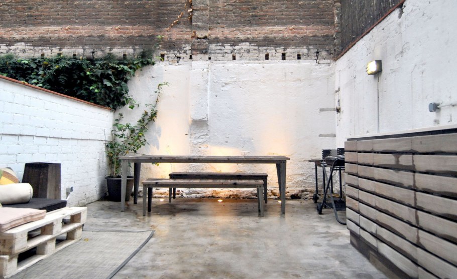 Кухня с бетонными фасадами