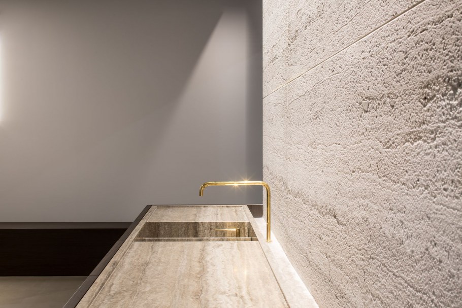 Белый бетонный потолок