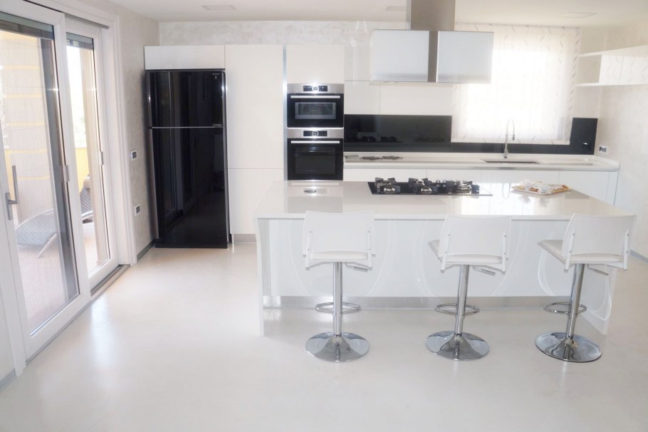 Декоративная штукатурка для внутренней отделки стен под бетон