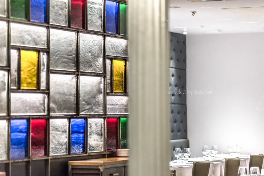 Цветные стеклянные блоки в интерьере