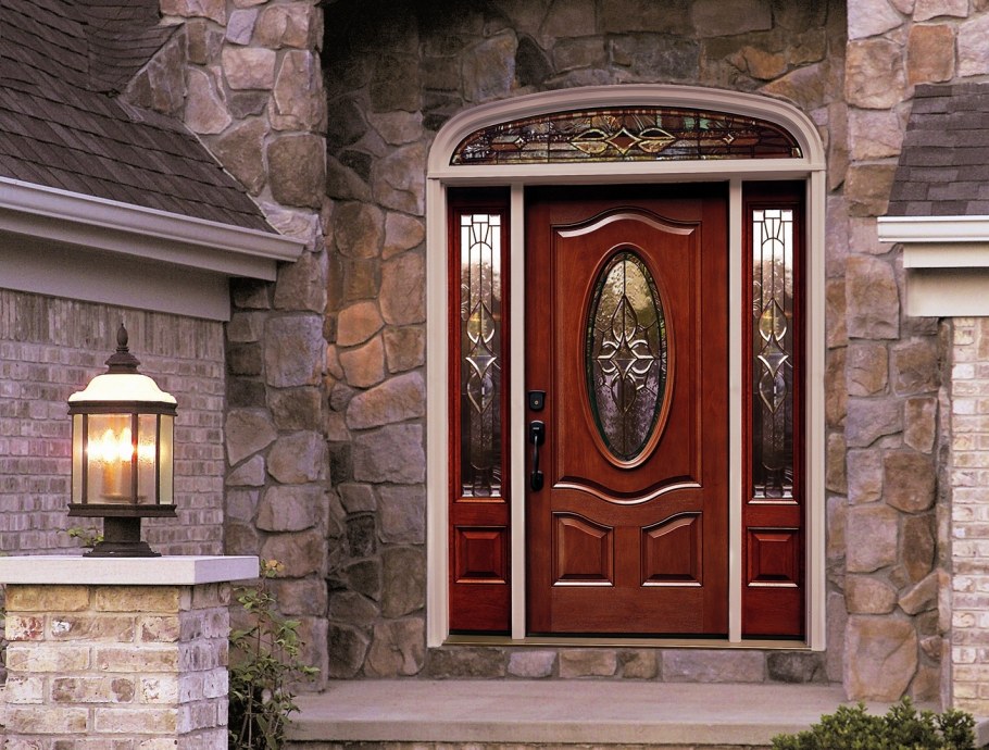 Входная дверь в частный дом