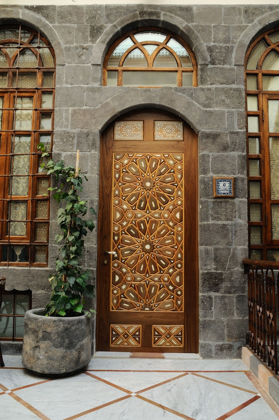 Красивая дверь в дом