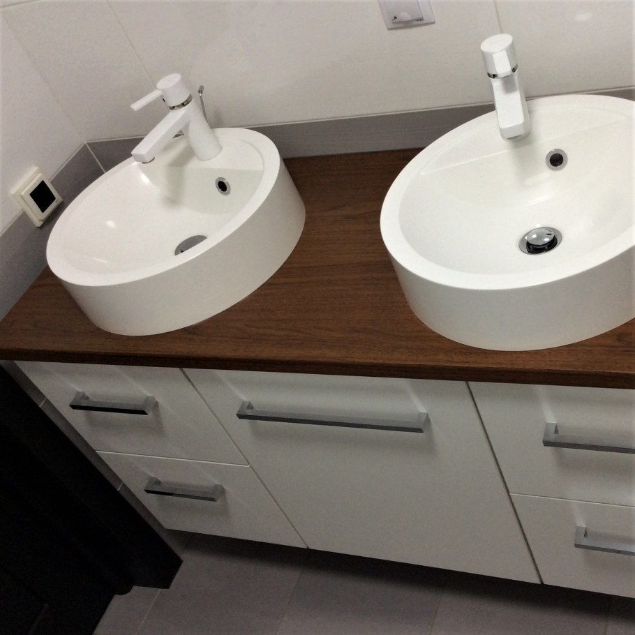 Двойная раковина посередине стиралка