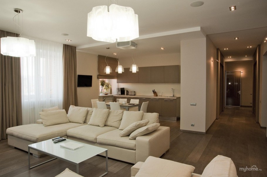Кухня студия с гостиной в бежевых тонах