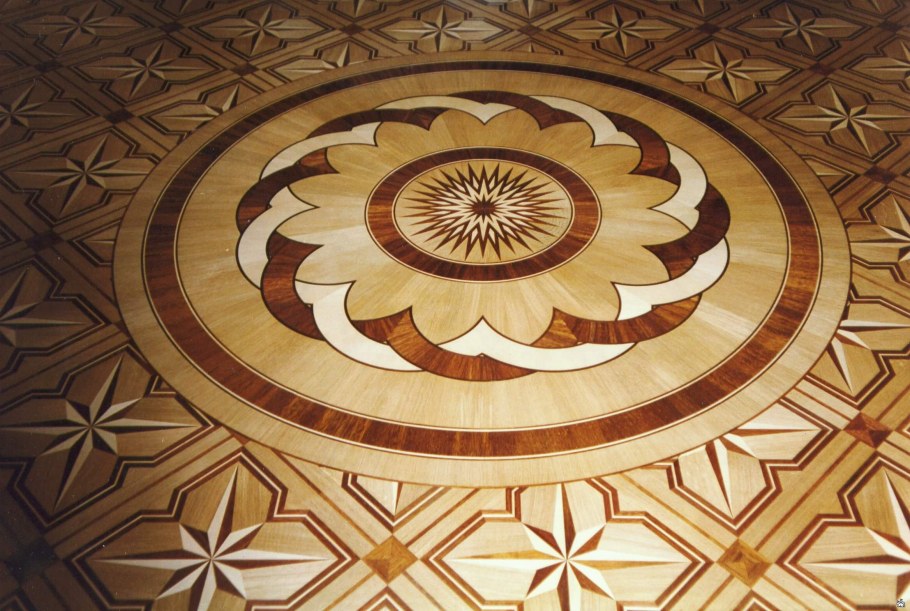 Художественный паркет в коридоре