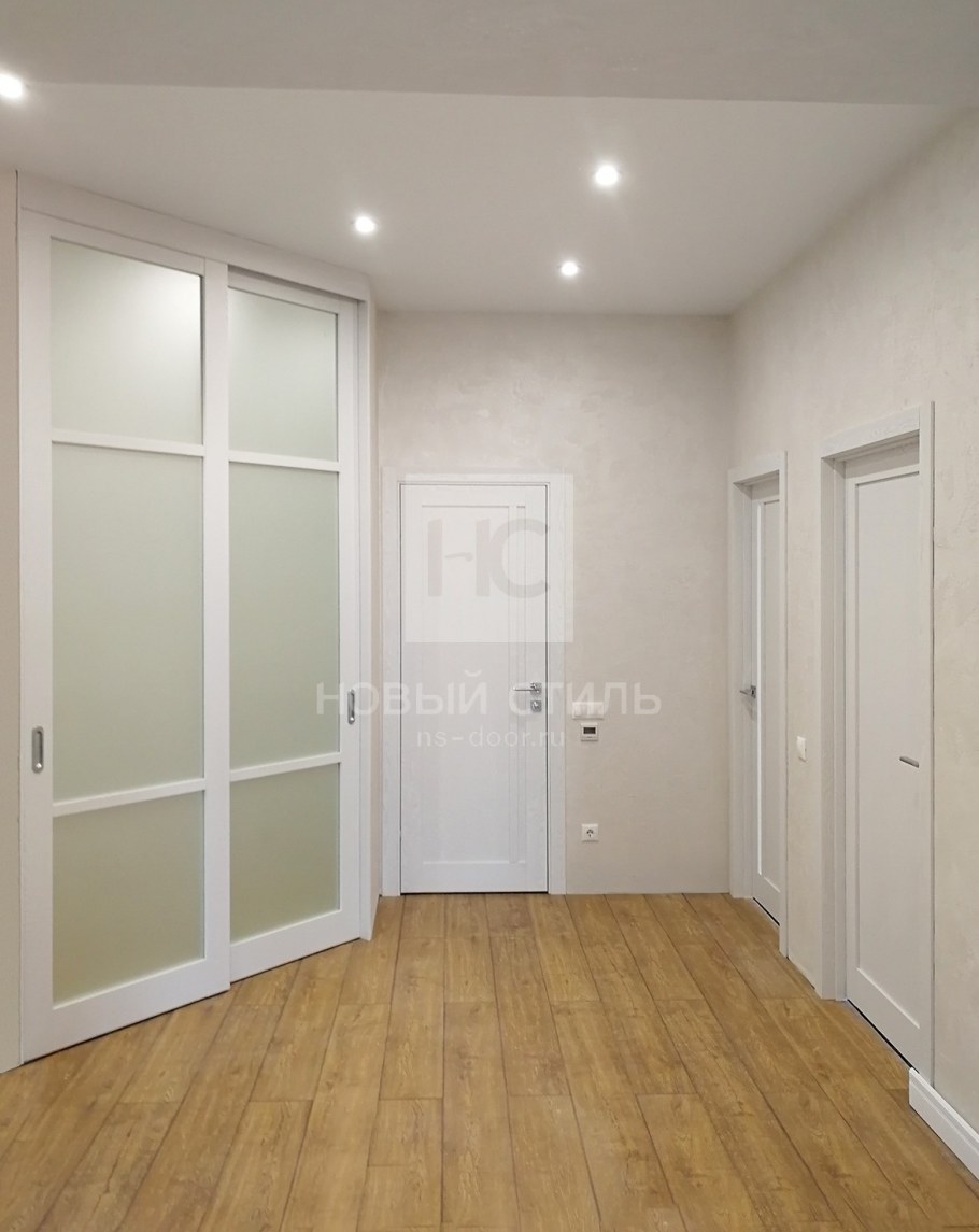 Белые двери в интерьере