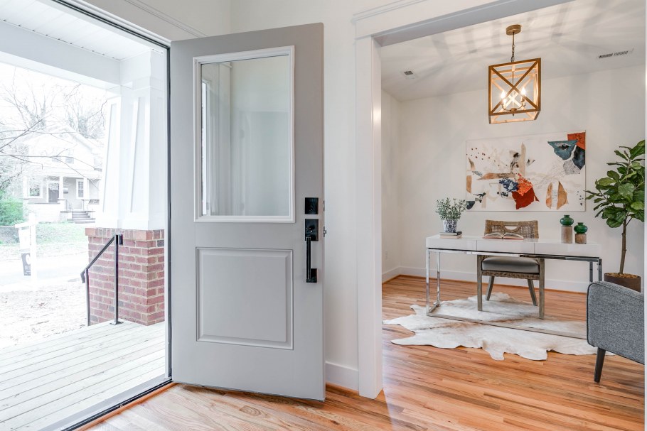 Зеркало на двери в прихожей