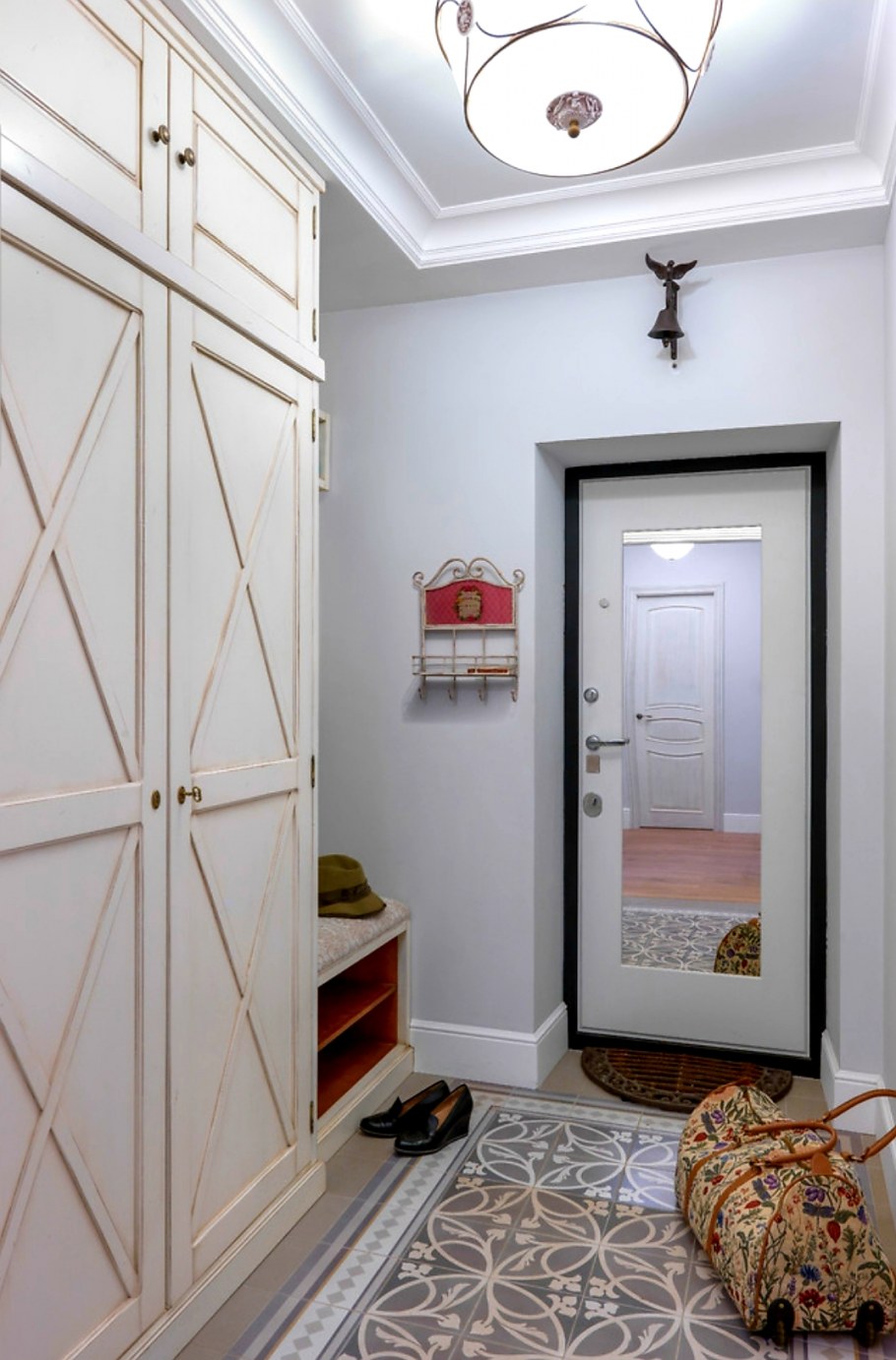 Светлые двери в интерьере