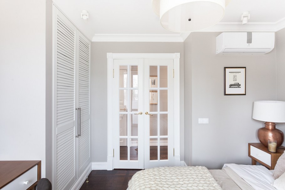 Коридор с белыми дверями