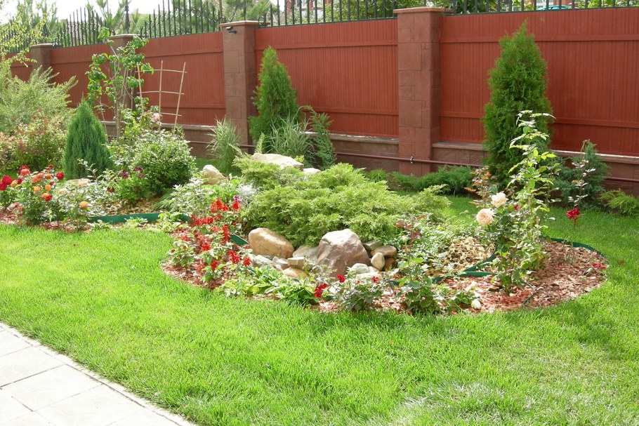 Клумба посередине газона