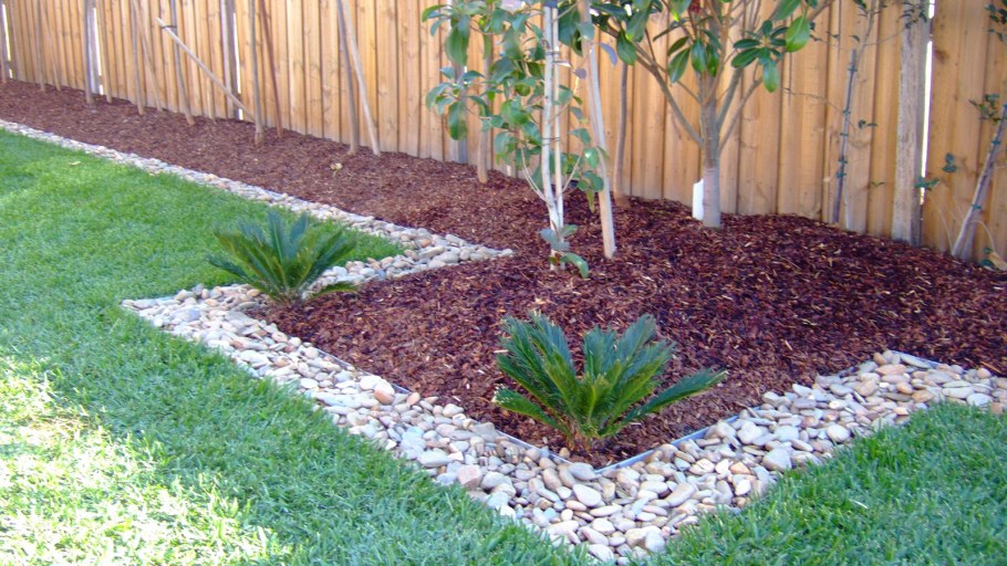Мульчирование газона корой
