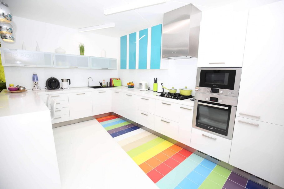 Белая плитка средних размеров