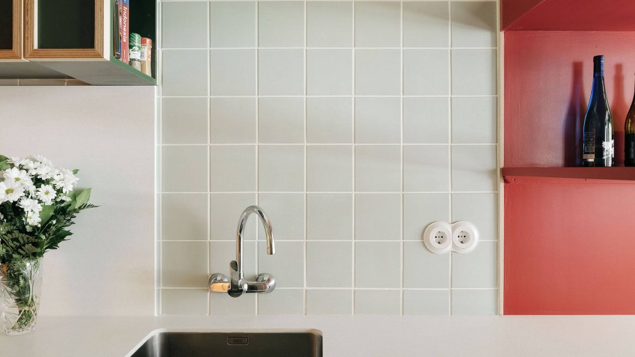 Санузел в белой плитке