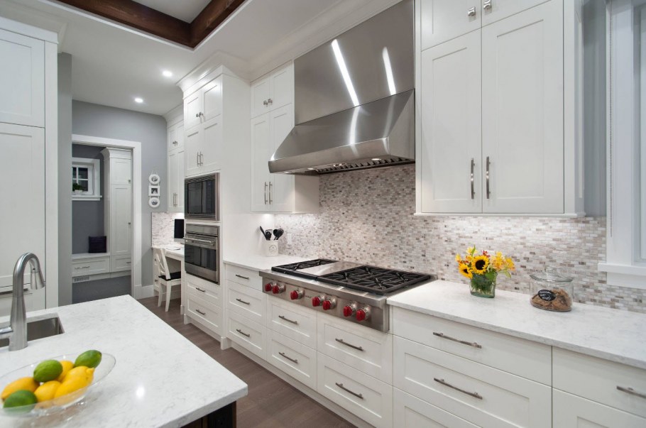 Проходная кухня в частном доме