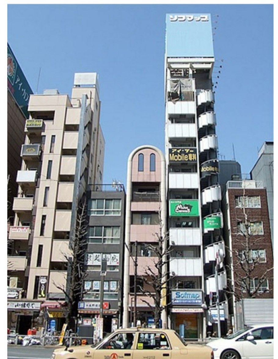 Узкие многоэтажные дома