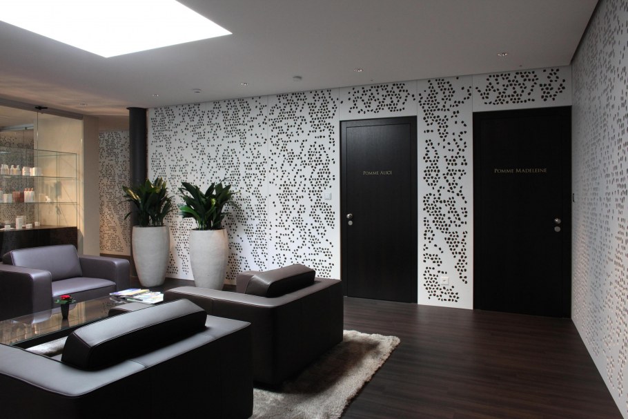 1 Тёмная стена из панелей в интерьере гостиной