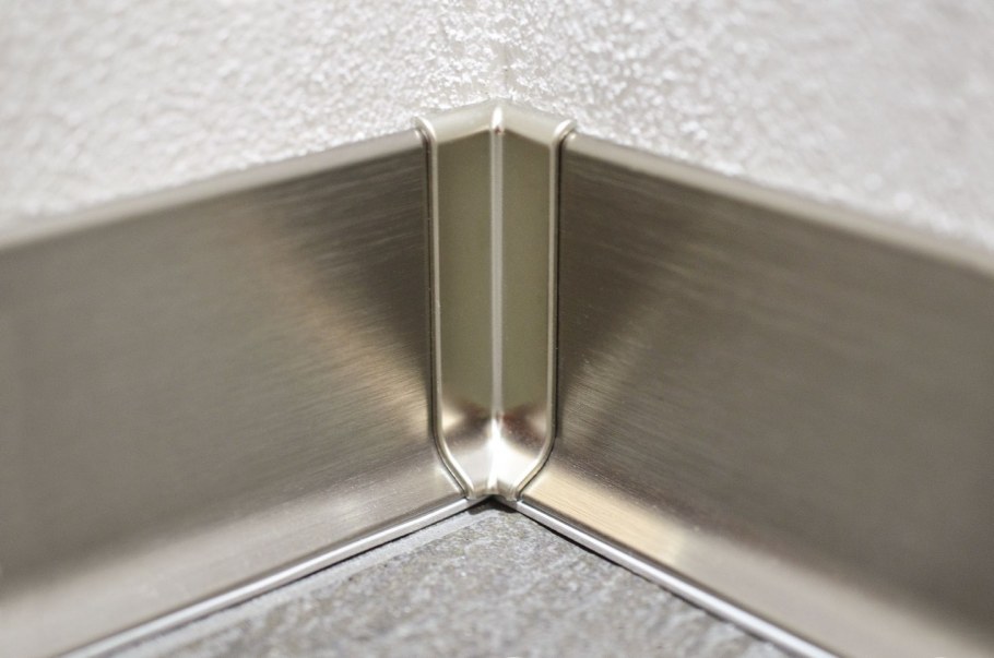 Плинтус алюминиевый для фартука