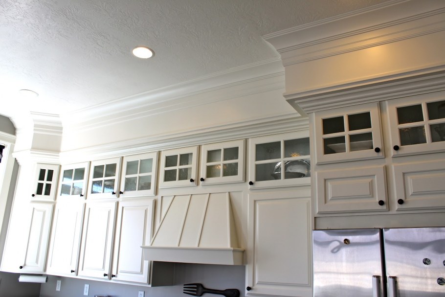 Кухня под потолок с карнизом