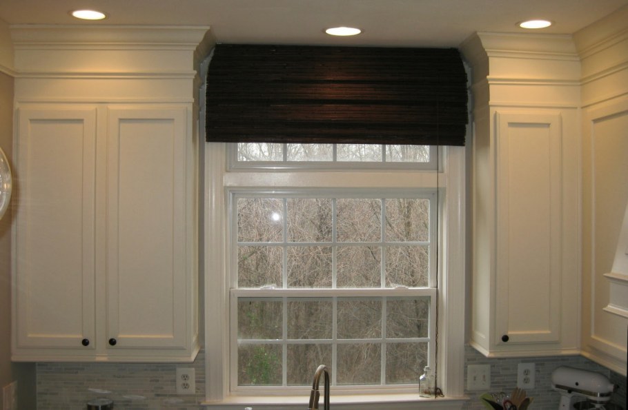 Кухня до потолка с карнизом