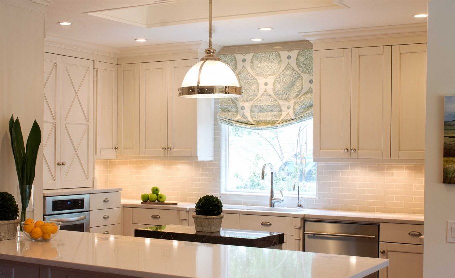 Потолочный плинтус над кухней