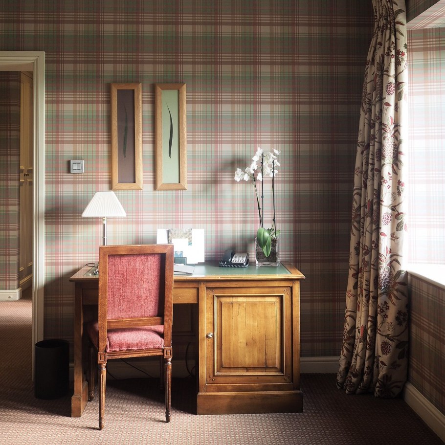 Кабинет в загородном доме в шотландском стиле