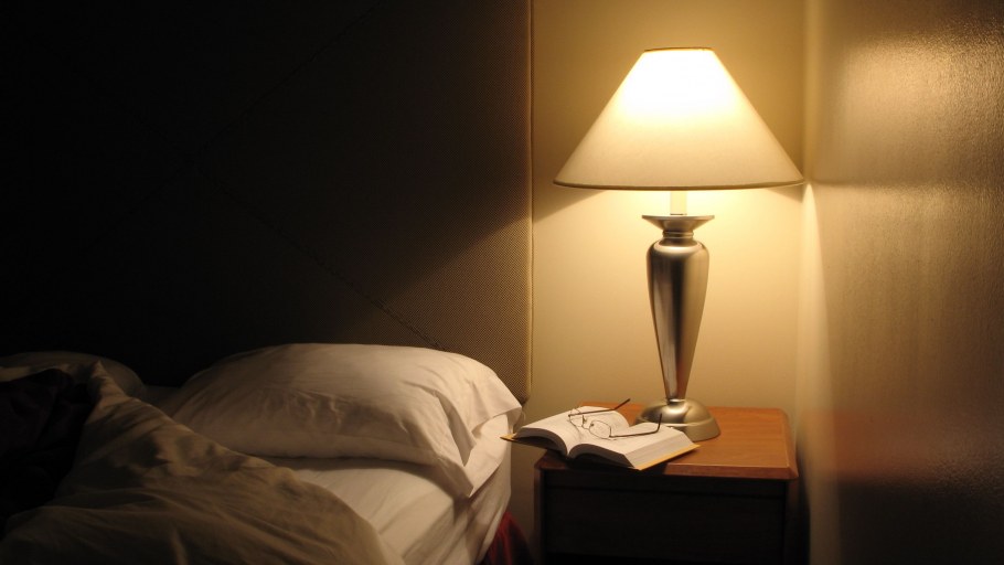 Кровать с балдахином и подсветкой