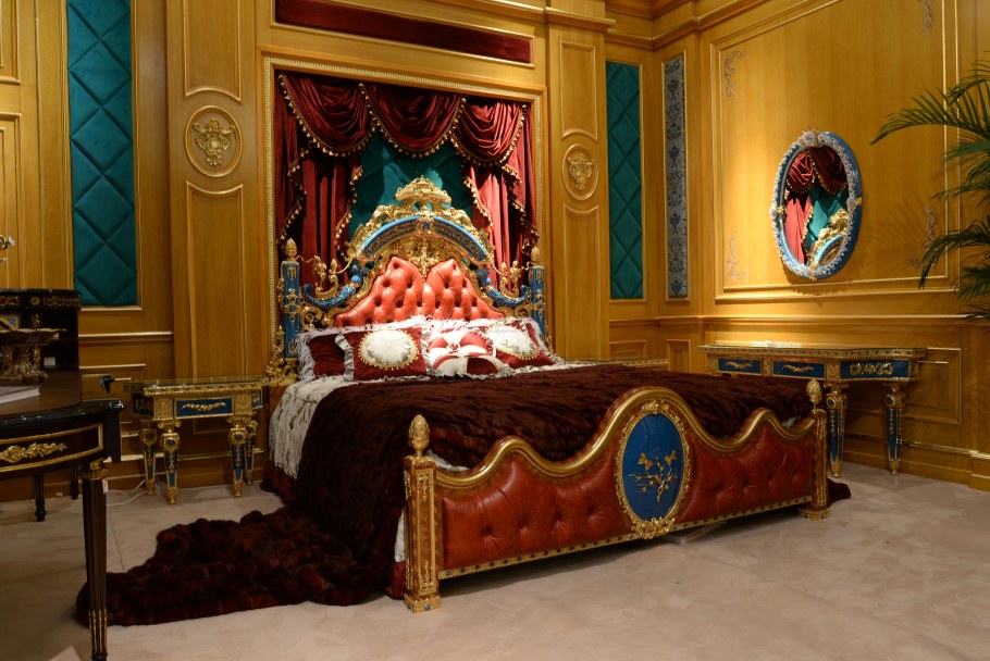 Дорогая Королевская мебель